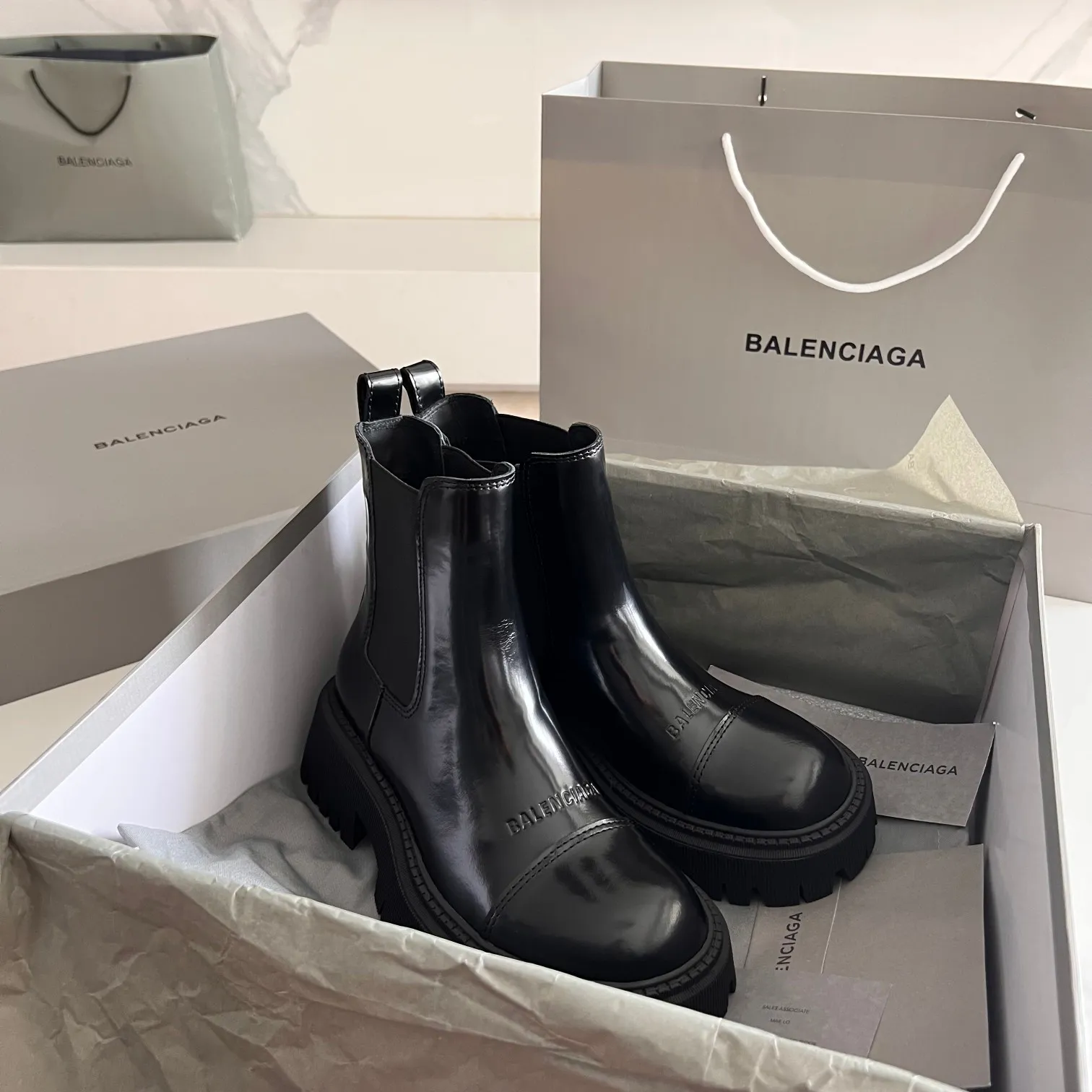 👟👟Ex-factory price 700👟👟 BALENCIAGA# Balenciaga's new big-toe derby shoes TRACTOR big-toe derby shoes loafers👞 Original medium-gloss open-edge beaded cowhide. Restrained and stylish. Matching the brand logo on the shoe cover. The rhythm of closing your eyes. The lining and feet are made of black silk cowhide. The texture is soft and delicate. The gear-shaped rubber outsole is 5cm higher. Size: 35-40 (customization of 40 pieces is not returnable)